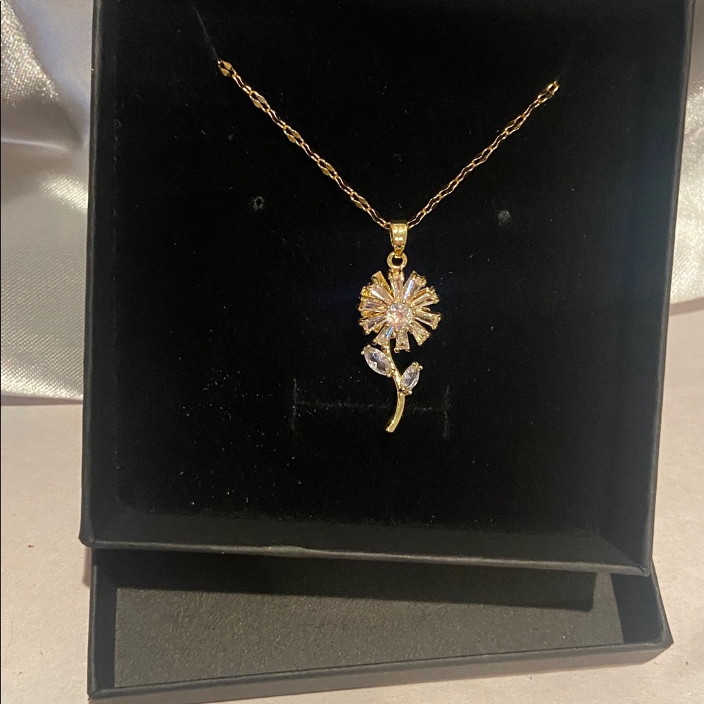 Crystal Flower Spinner Necklace NWOT